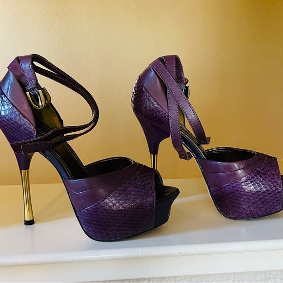 Bebe Purple platform 6” gold tip heels. - Picture 2 of 7